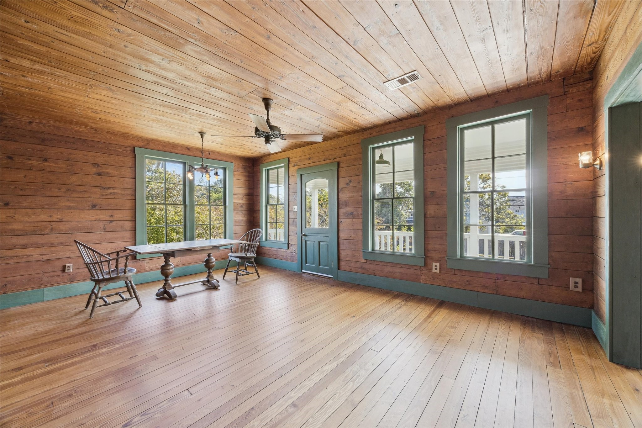 618 Bayridge Road La Porte, TX 77571 - Photo 14 of 40 THE DINING ROOM FEATURES PLENTY OF NATURAL LIGHT AND CAN EVEN ACCOMMODATE A SITTING AREA.