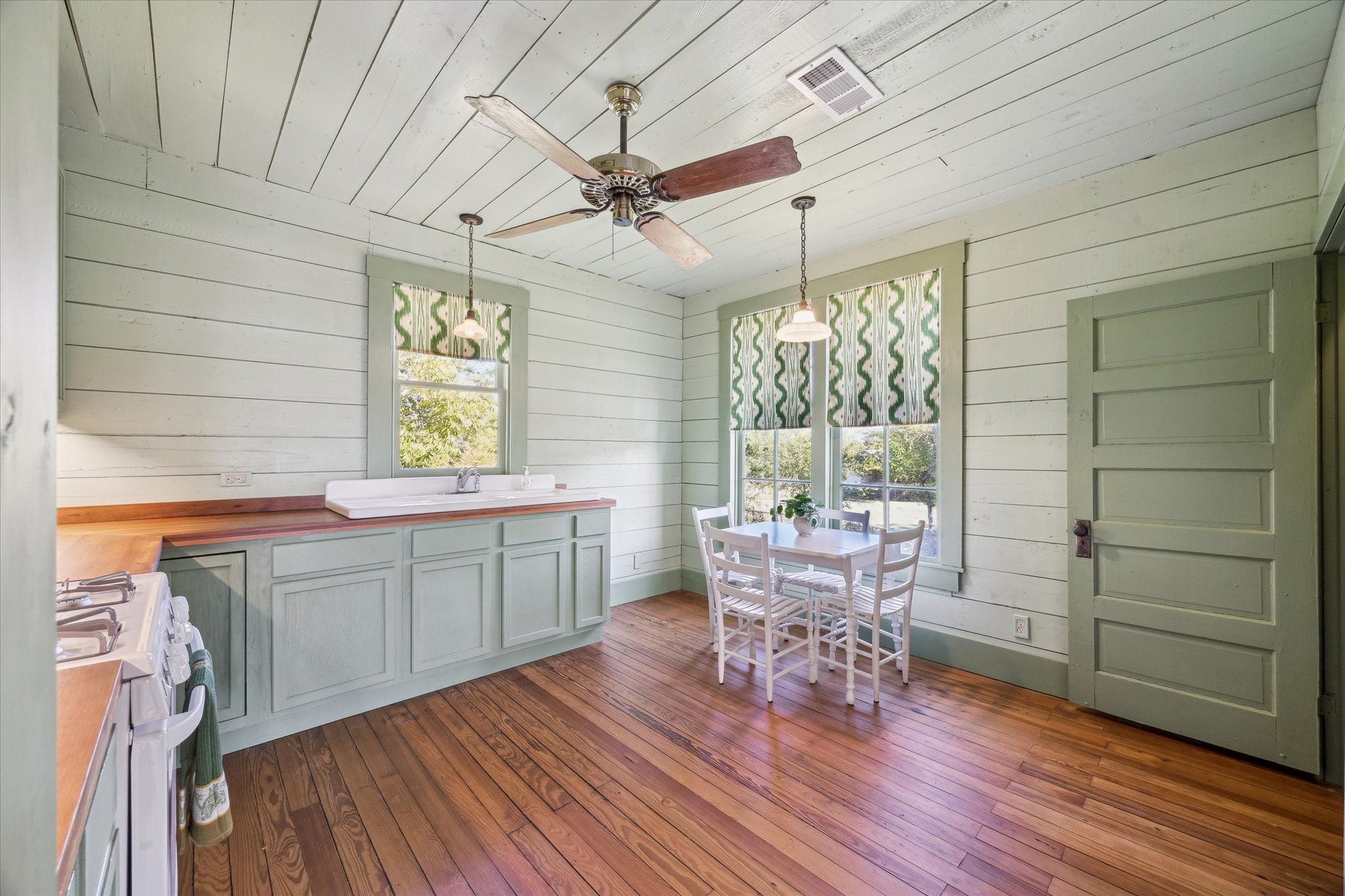 618 Bayridge Road La Porte, TX 77571 - Photo 16 of 40 PICTURESQUE KITCHEN WITH LIGHTLY PAINTED PLANK WALLS AND CEILING AND ATTACHED BREAKFAST ROOM.