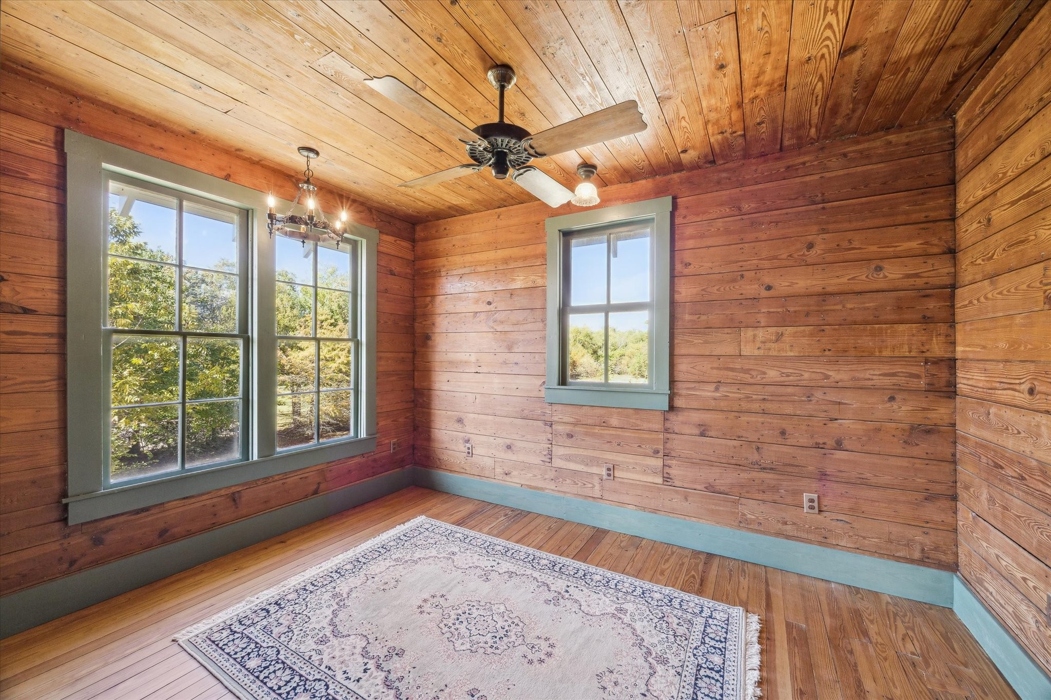 618 Bayridge Road La Porte, TX 77571 - Photo 19 of 40 FIRST FLOOR BEDROOM WITH LARGE WINDOWS.