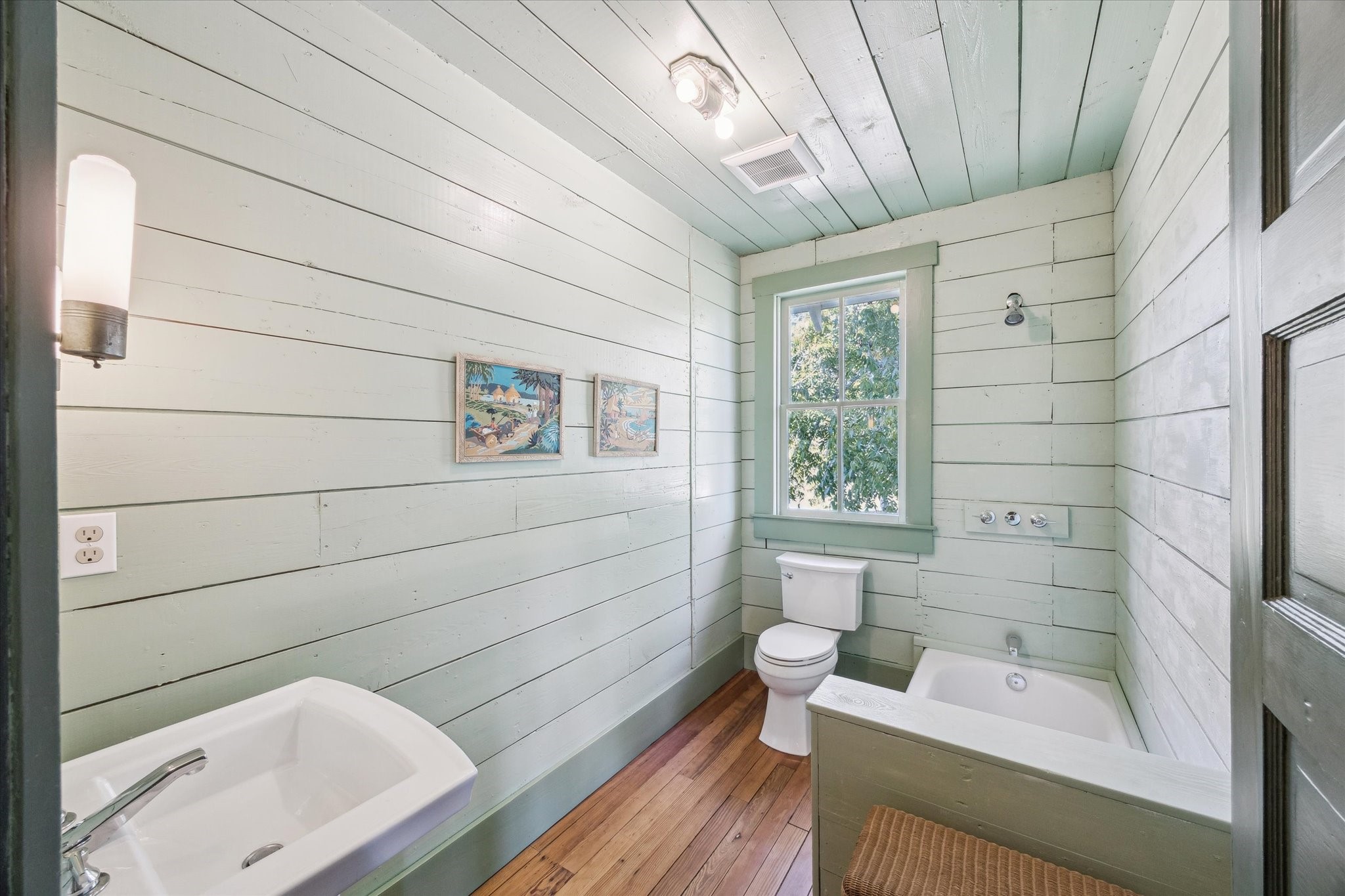 618 Bayridge Road La Porte, TX 77571 - Photo 20 of 40 FIRST FLOOR FULL BATH WITH TUB/SHOWER AND PEDESTAL SINK.