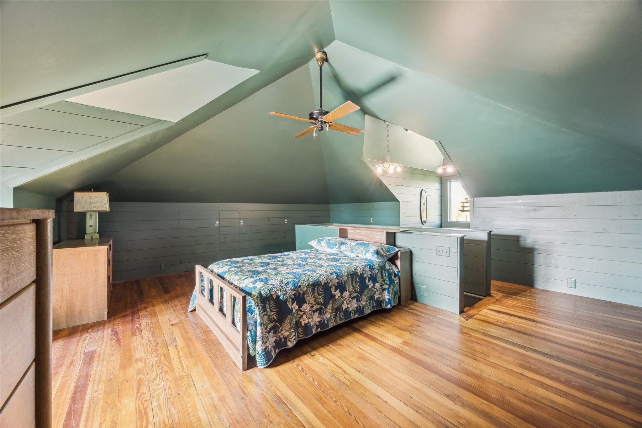 618 Bayridge Road La Porte, TX 77571 - Photo 23 of 40 ANOTHER ANGLE OF THE PRIMARY BEDROOM. HIDEN CLOSETS OFFER STORAGE ON EITHER SIDE OF THE ROOM.