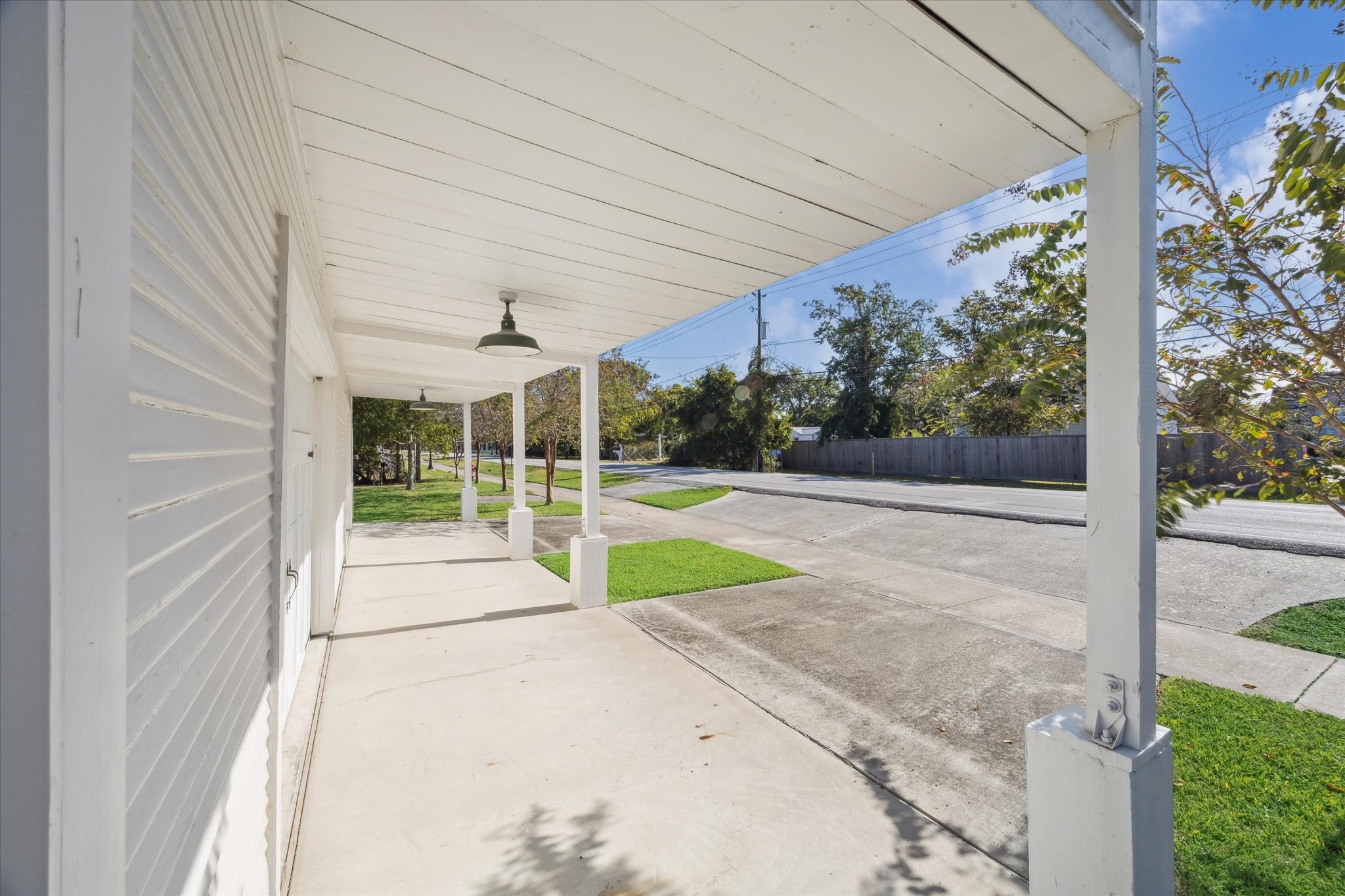 618 Bayridge Road La Porte, TX 77571 - Photo 9 of 40 DRIVEWAY AND COVERED AREA OUTSIDE THE GARAGE.