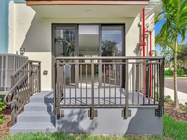 a view of entryway with a small yard