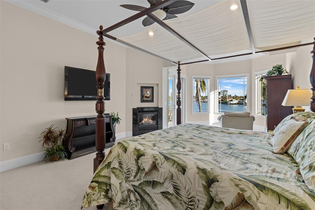 7986 9th Avenue South St. Petersburg, FL 33707 - Photo 23 of 83 a bedroom with a bed window and television