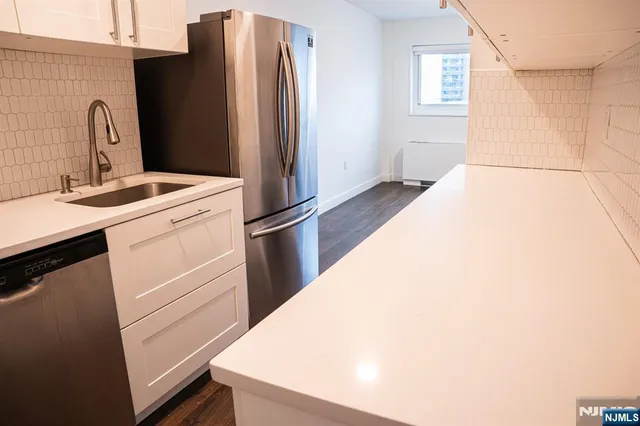 $3,000 | 2180 Center Avenue, Unit 6A, Fort Lee, NJ 07024