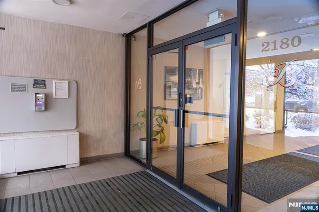 $3,000 | 2180 Center Avenue, Unit 6A, Fort Lee, NJ 07024