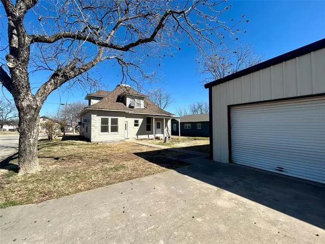 $222,250 | 911 West Liveoak Street, Coleman, TX 76834