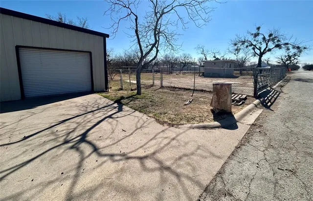 $222,250 | 911 West Liveoak Street, Coleman, TX 76834