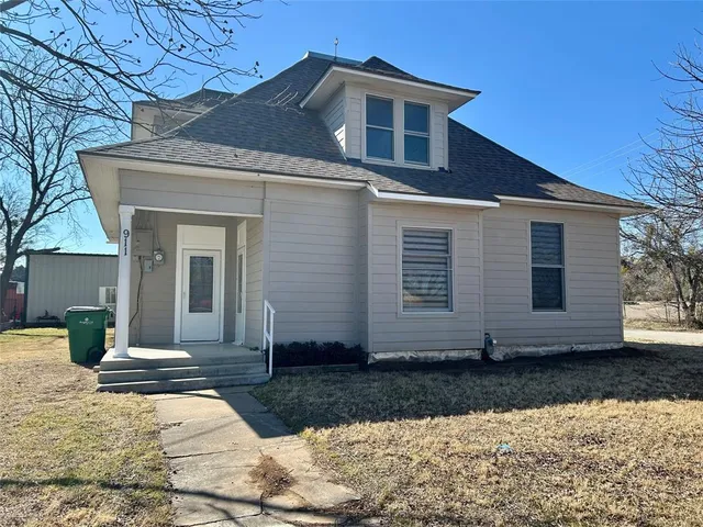 $222,250 | 911 West Liveoak Street, Coleman, TX 76834