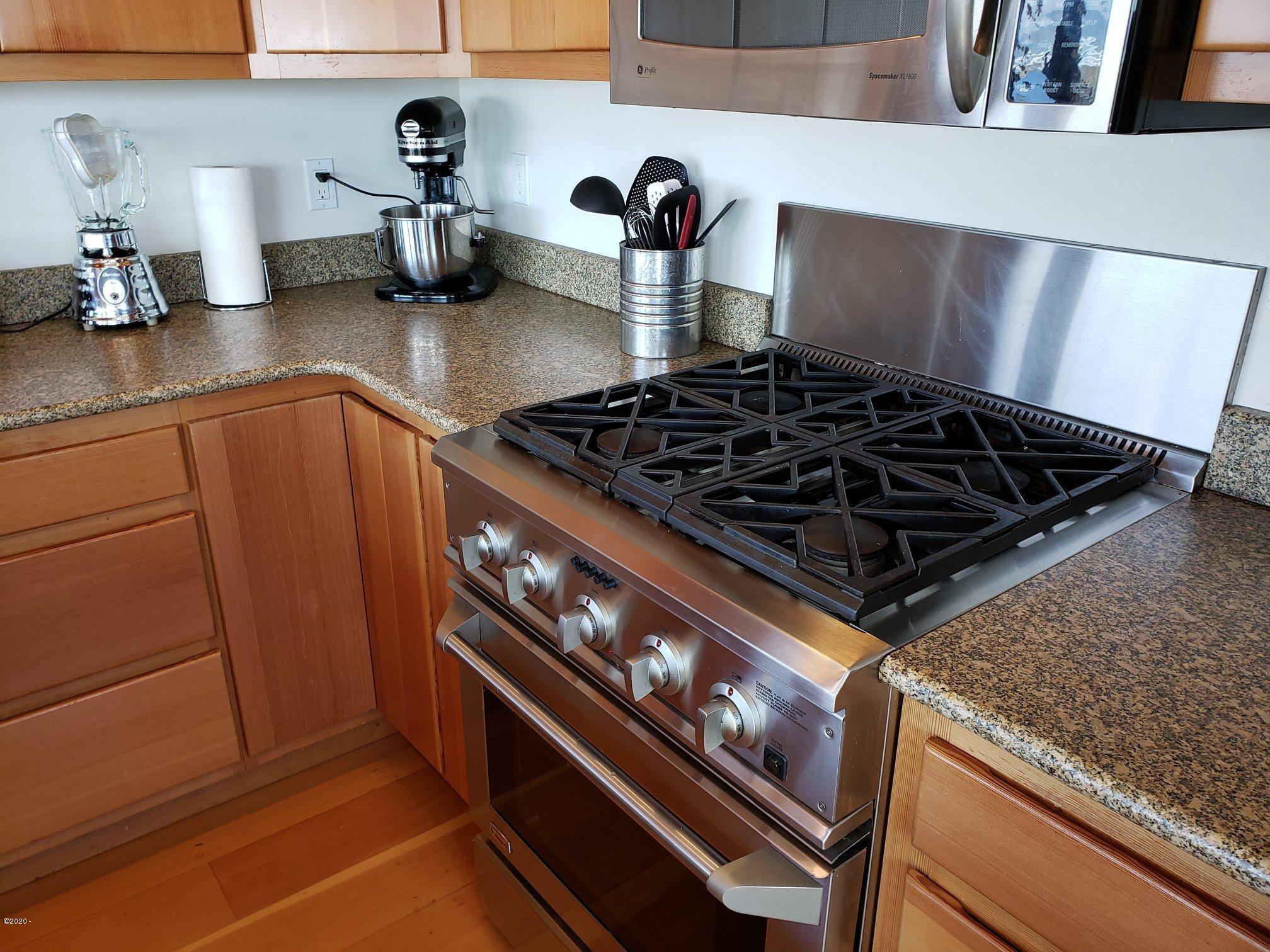 2306 Northwest Oceania Drive Waldport, OR 97394 - Photo 27 of 37 16