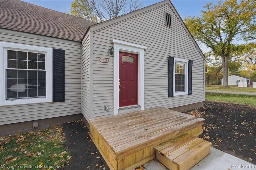 21124 Thorofare Road Grosse Ile, MI 48138 - Photo 3 of 54 Gallery Image 3