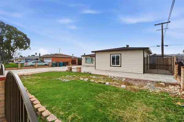 a view of a house with a backyard
