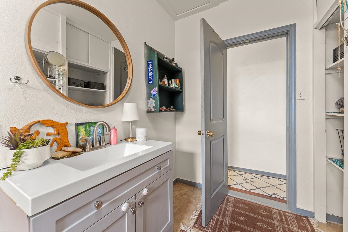 2970 Kailiili Road, Unit 1B Haiku, HI 96708 - Photo 16 of 47 a bathroom with a sink a mirror and vanity