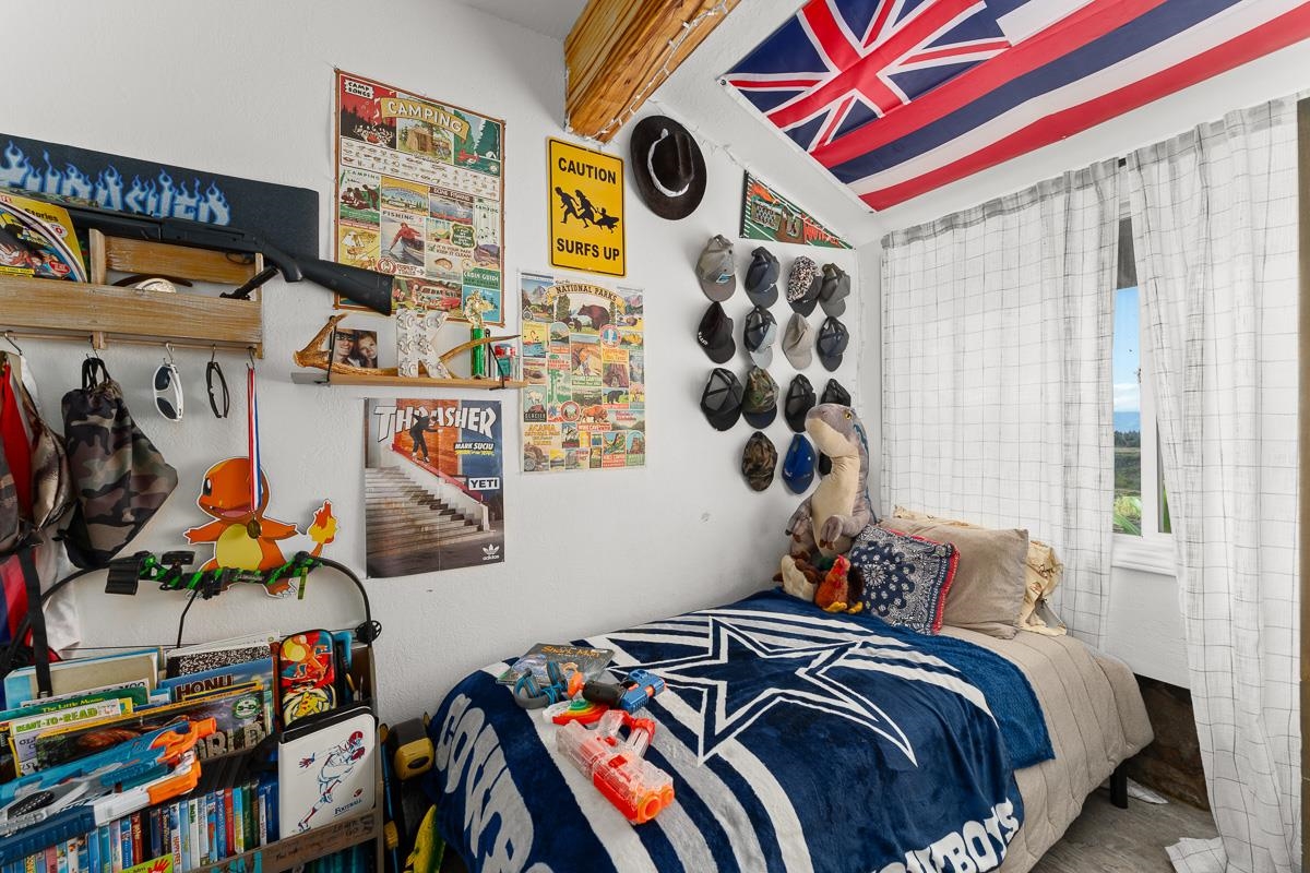 2970 Kailiili Road, Unit 1B Haiku, HI 96708 - Photo 32 of 47 a bedroom with a bed and a window