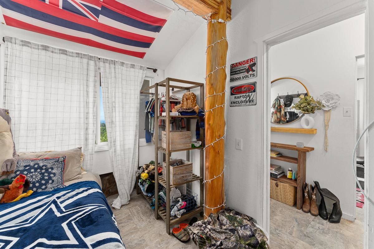 2970 Kailiili Road, Unit 1B Haiku, HI 96708 - Photo 33 of 47 a room with furniture and a window