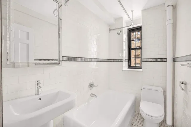 $1,379,000 | 240 East 79th Street, Unit 11A | Upper East Side