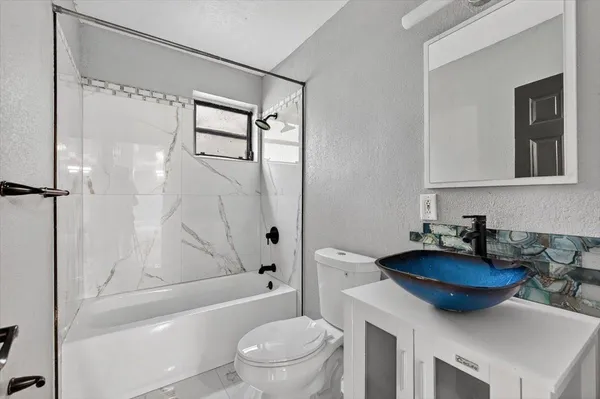 $6,000 | 15775 North Miami Avenue, Miami, FL 33162