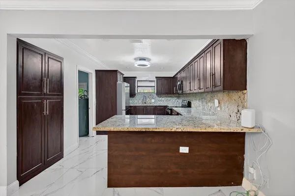 $6,000 | 15775 North Miami Avenue, Miami, FL 33162