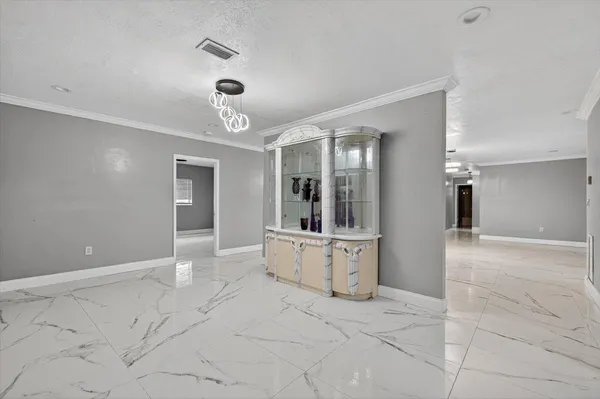 $6,000 | 15775 North Miami Avenue, Miami, FL 33162