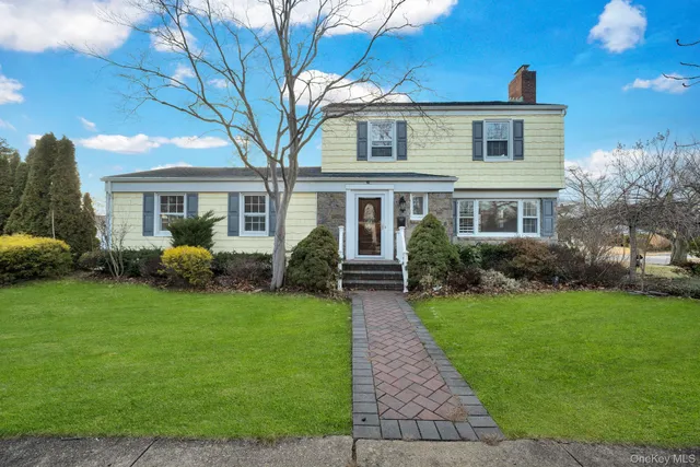 $695,000 | 6 Elliott Place, Freeport, NY 11520