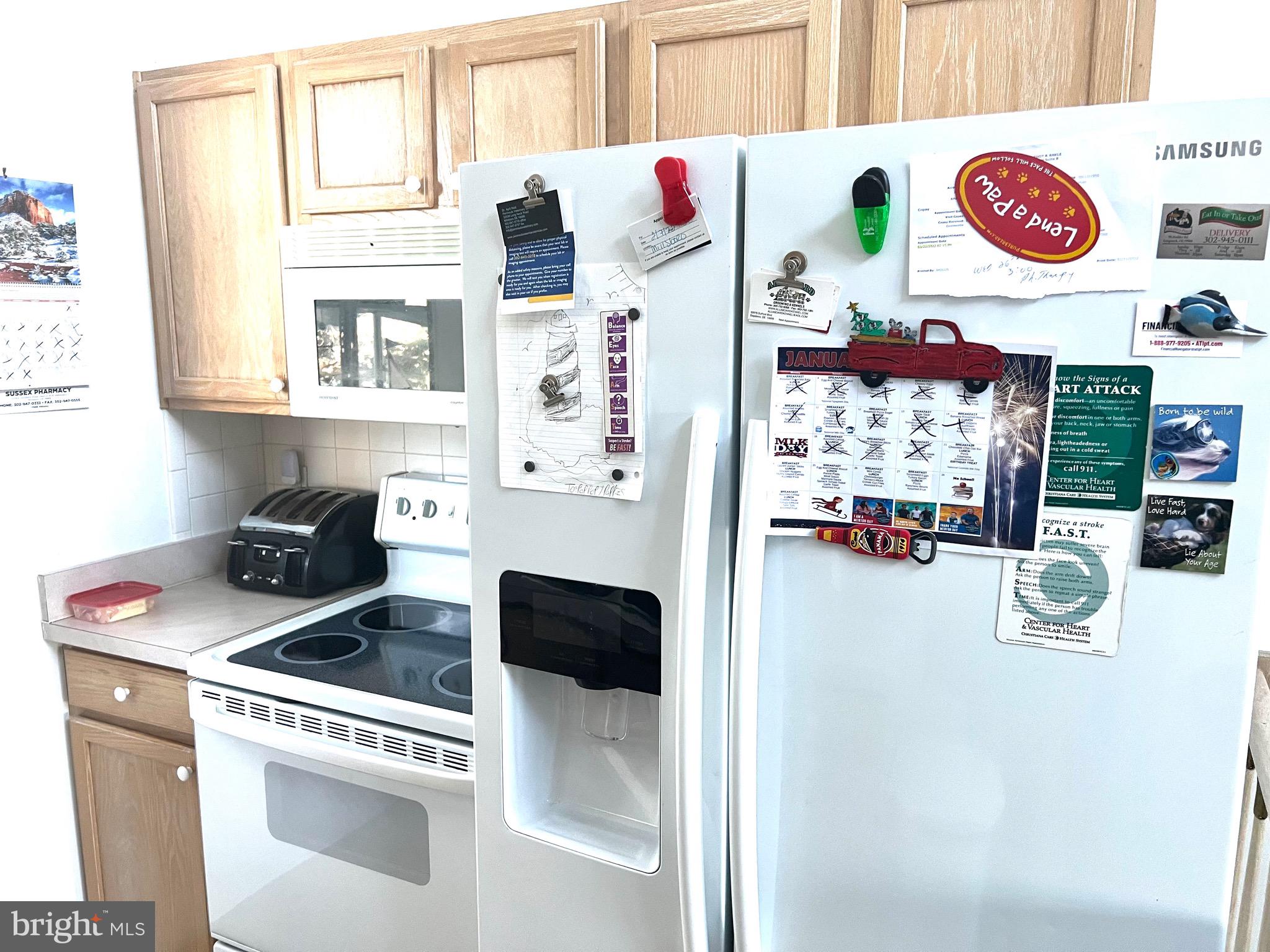 37 Hunters Point Millsboro, DE 19966 - Photo 9 of 38 a kitchen with a stove a refrigerator and a window
