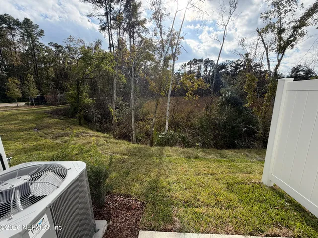 a view of a backyard