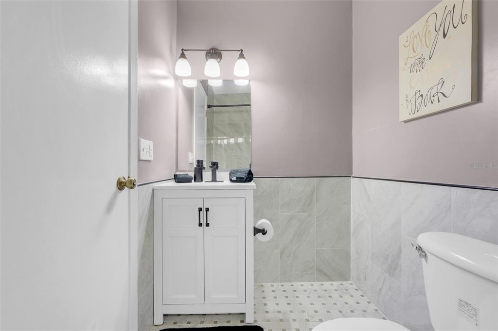 4224 Lake Underhill Road, Unit 8B8 Orlando, FL 32803 - Photo 27 of 47 a bathroom with a sink a toilet and shower