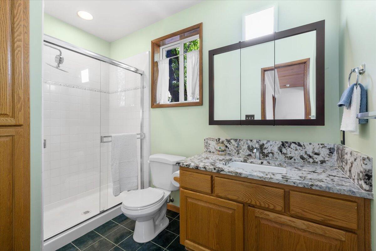 766 Palmer Road Ashland, OR 97520 - Photo 14 of 35 Primary Bathroom