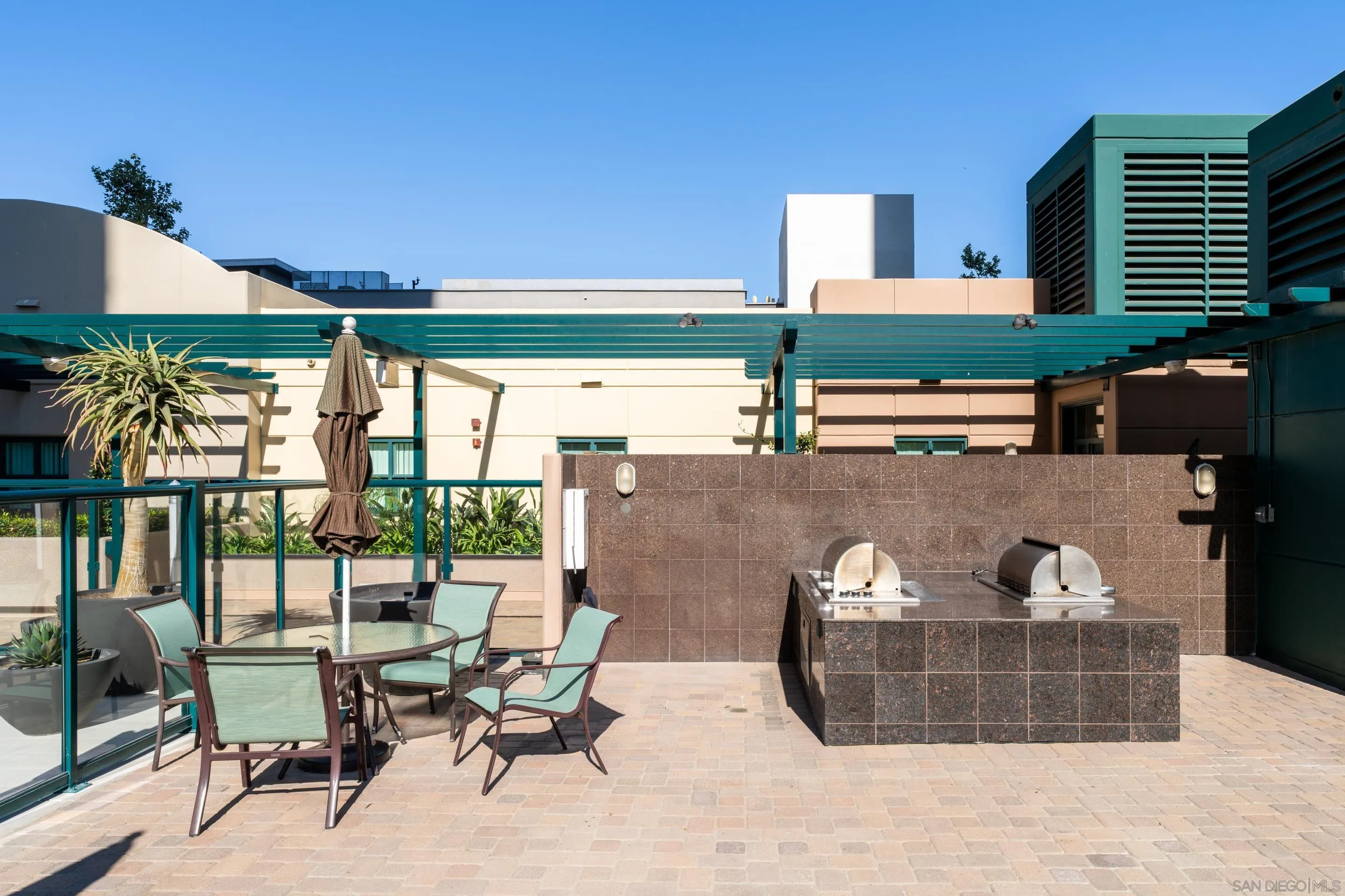 555 Front Street, Unit 303 San Diego, CA 92101 - Photo 32 of 35 a living room with furniture