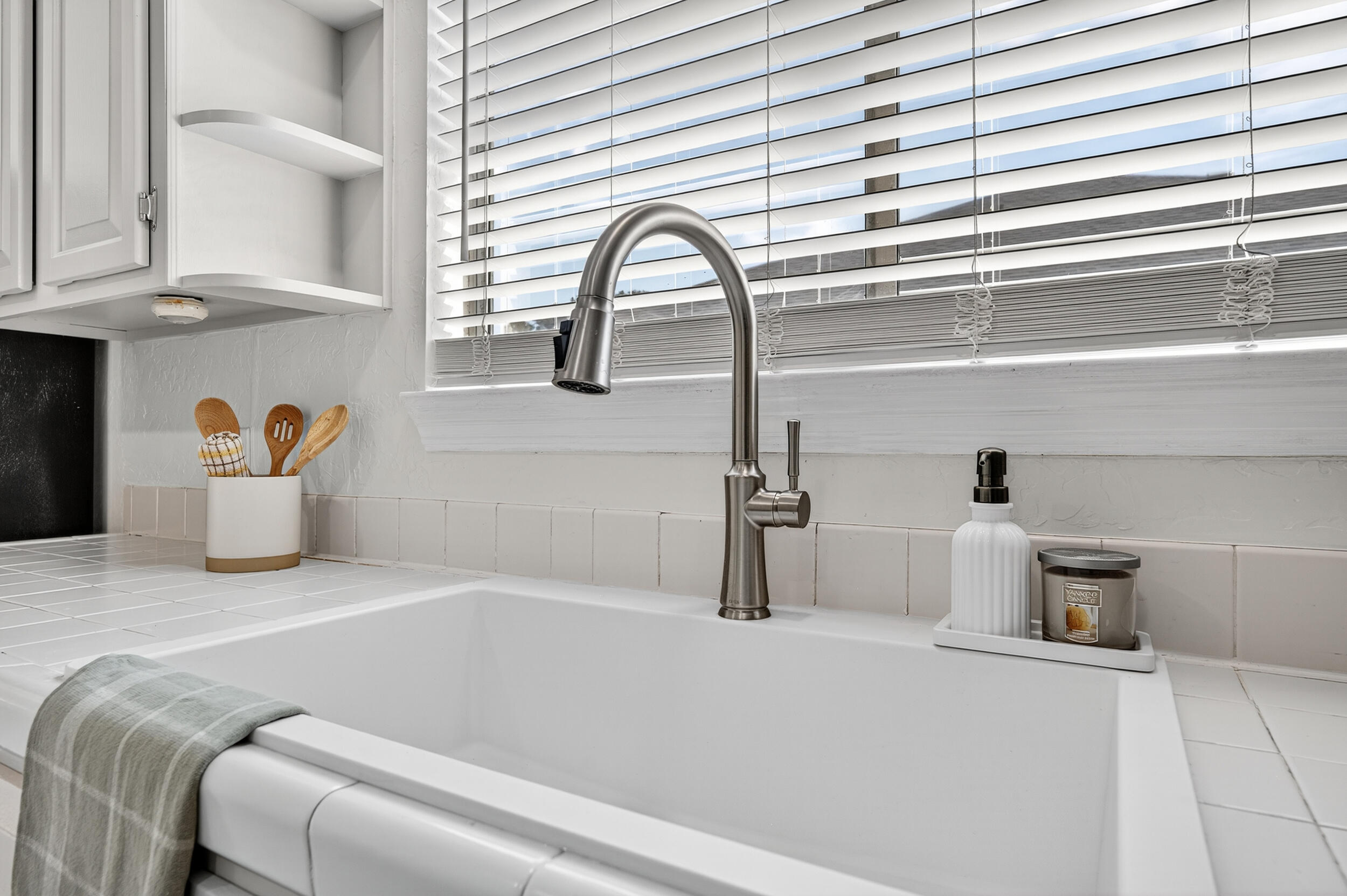 2805 Sam Snead Court Shalimar, FL 32579 - Photo 17 of 56 a bathroom with a bathtub