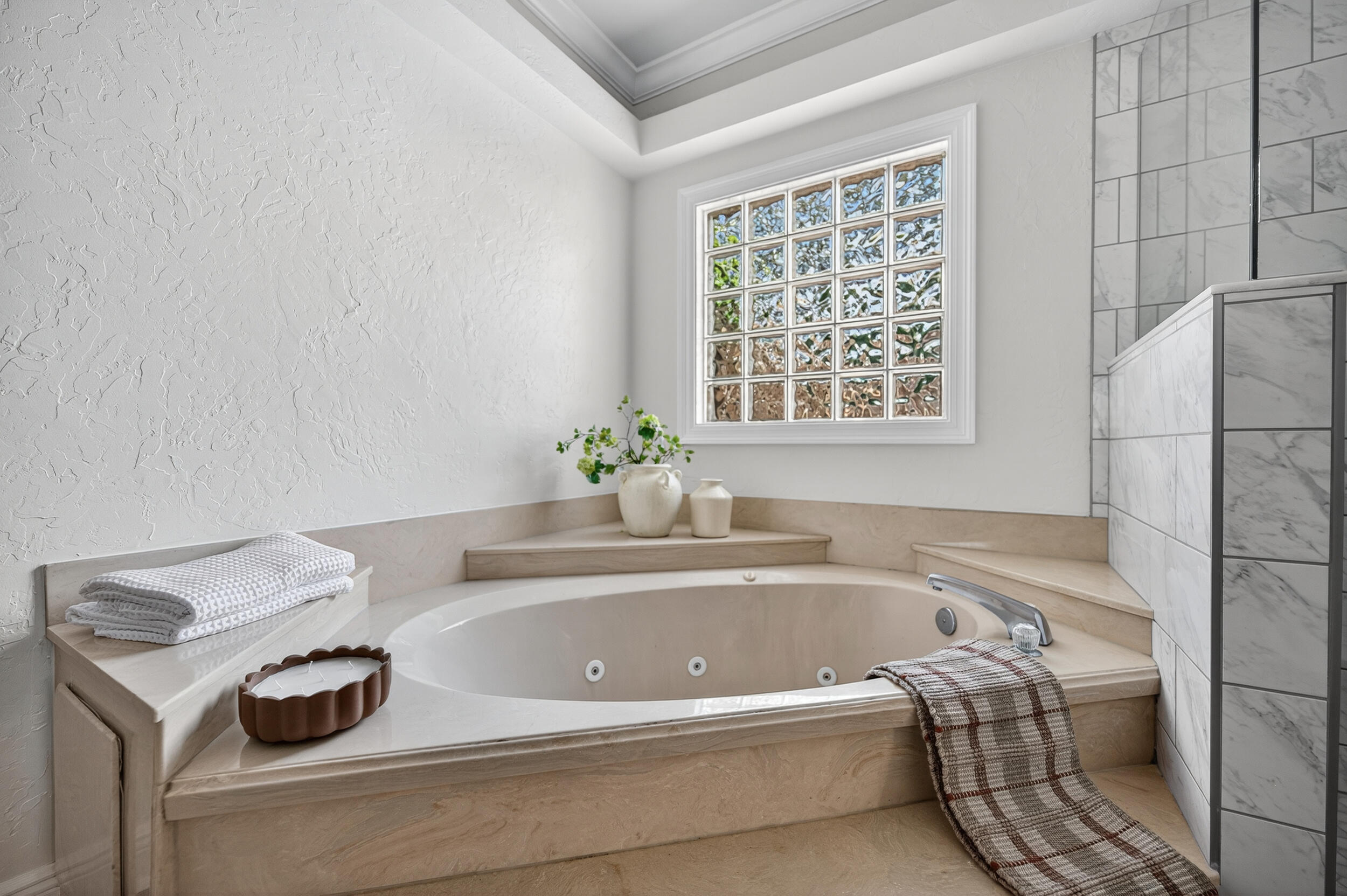 2805 Sam Snead Court Shalimar, FL 32579 - Photo 37 of 56 a bath tub sitting next to a window