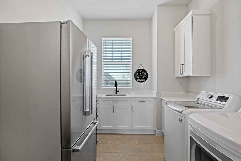 801 Lexington Lane Nevada, TX 75173 - Photo 17 of 40 Laundry room with light tile patterned flooring and washing machine and dryer