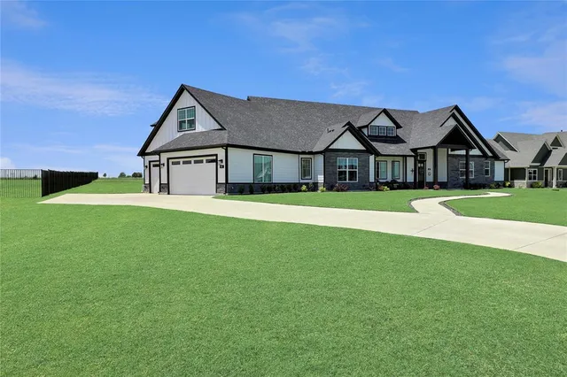 $895,000 | 801 Lexington Lane, Nevada, TX 75173