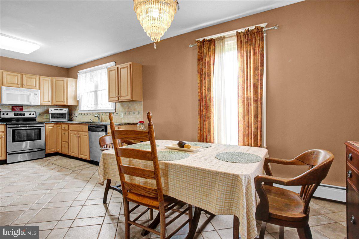 1336 Brooke Boulevard Reading, PA 19607 - Photo 13 of 29 Dining/Kitchen eat-in area