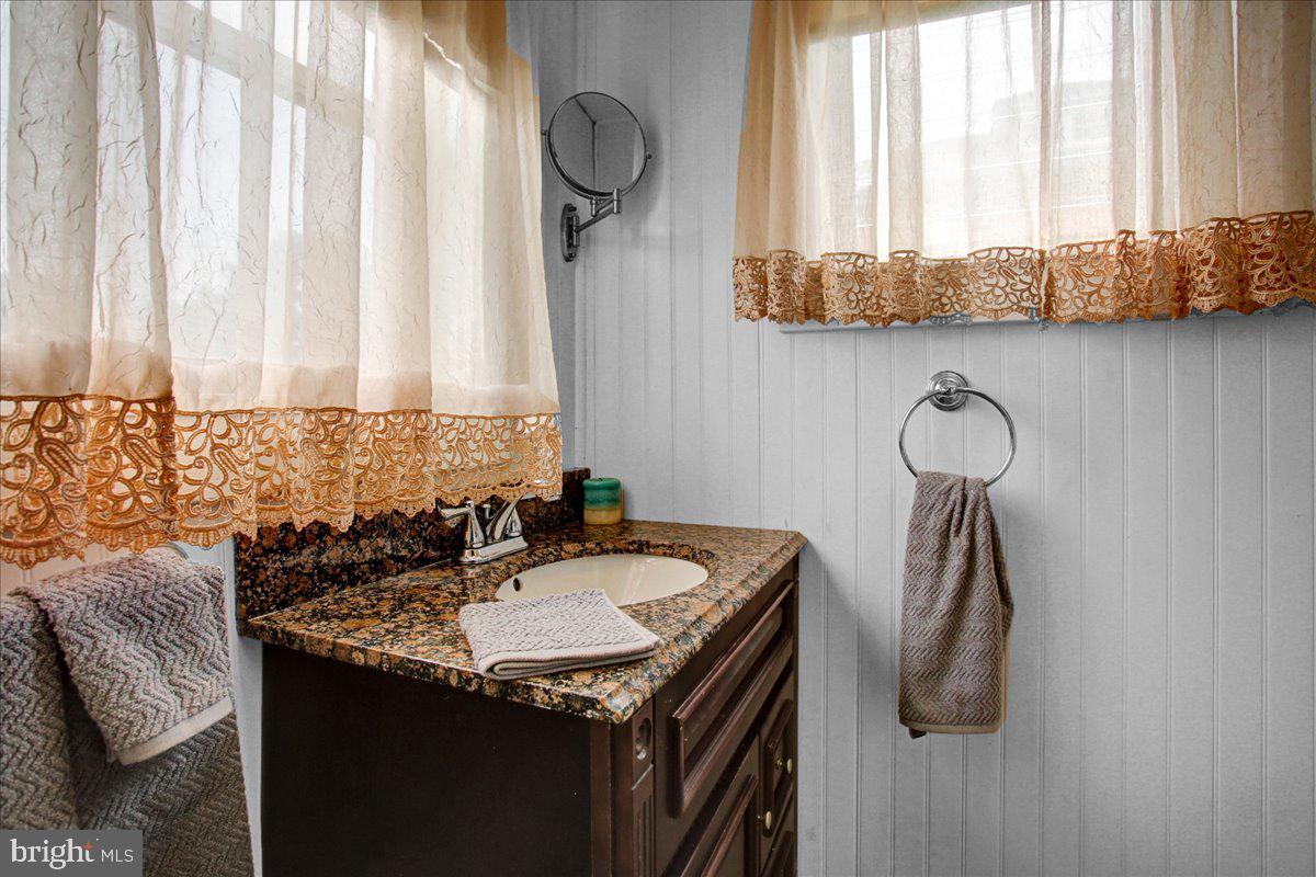 1336 Brooke Boulevard Reading, PA 19607 - Photo 15 of 29 Fully Bathroom-off of the sunporch