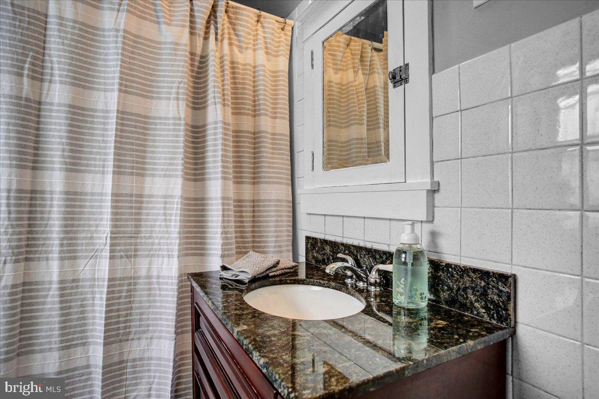 1336 Brooke Boulevard Reading, PA 19607 - Photo 22 of 29 Upper-level full bathroom
