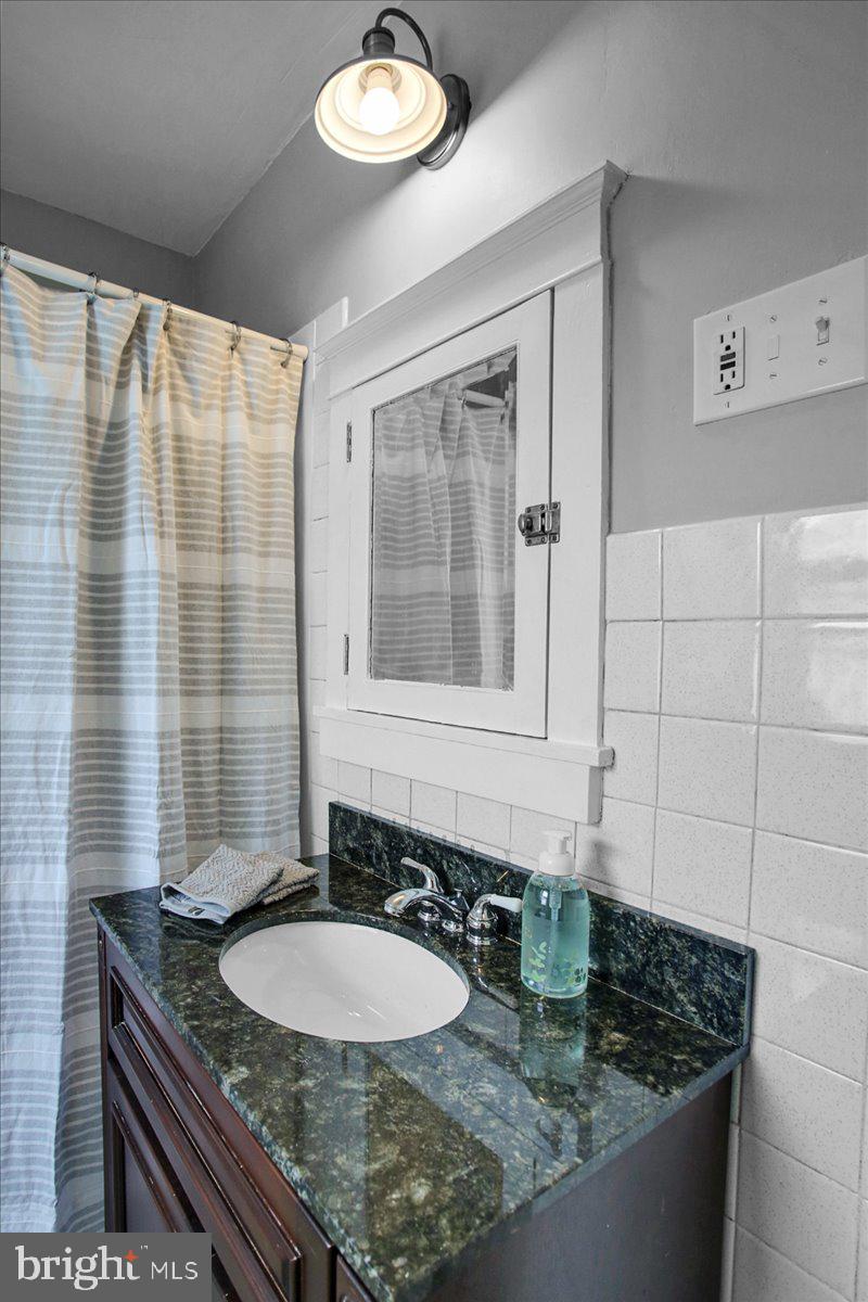1336 Brooke Boulevard Reading, PA 19607 - Photo 23 of 29 Upper-level full bathroom