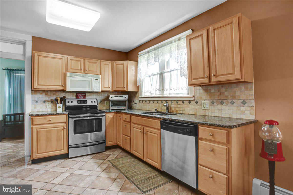 1336 Brooke Boulevard Reading, PA 19607 - Photo 7 of 29 Kitchen