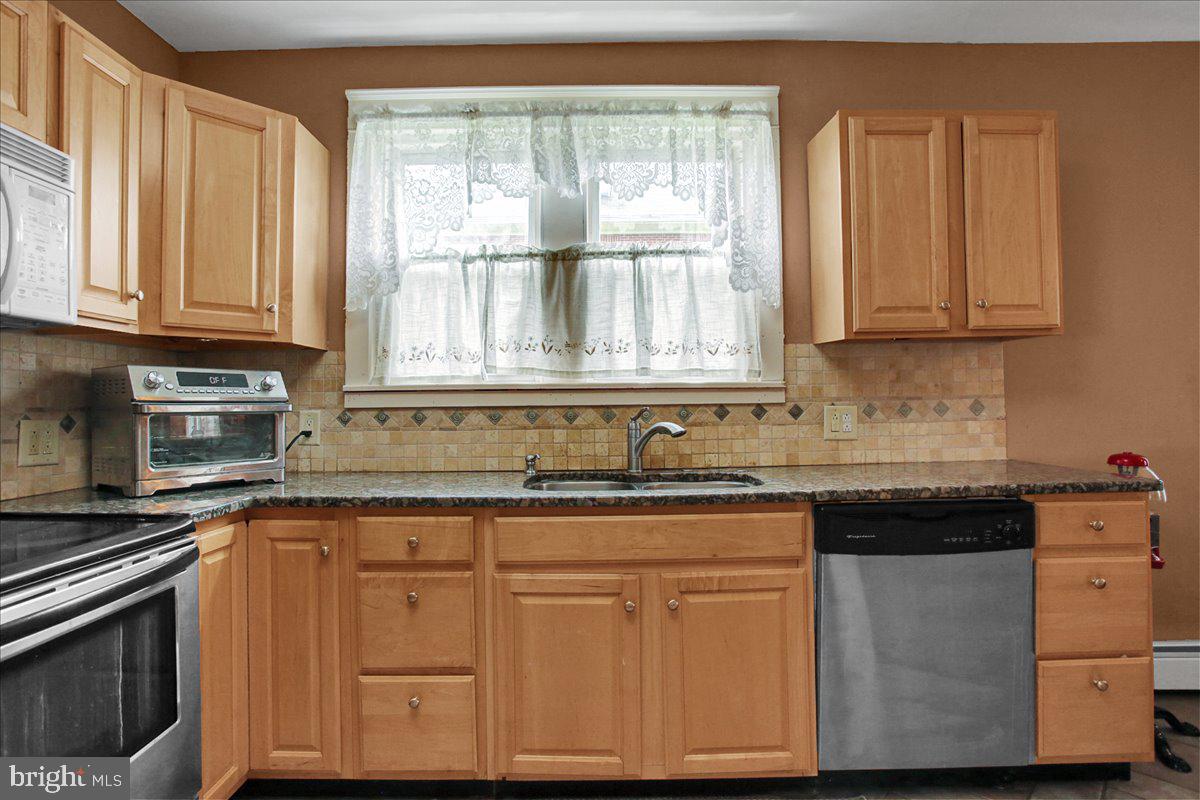 1336 Brooke Boulevard Reading, PA 19607 - Photo 8 of 29 Kitchen