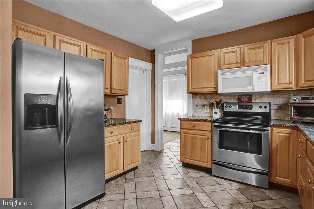 1336 Brooke Boulevard Reading, PA 19607 - Photo 9 of 29 Kitchen-all major appliances stay with the sale