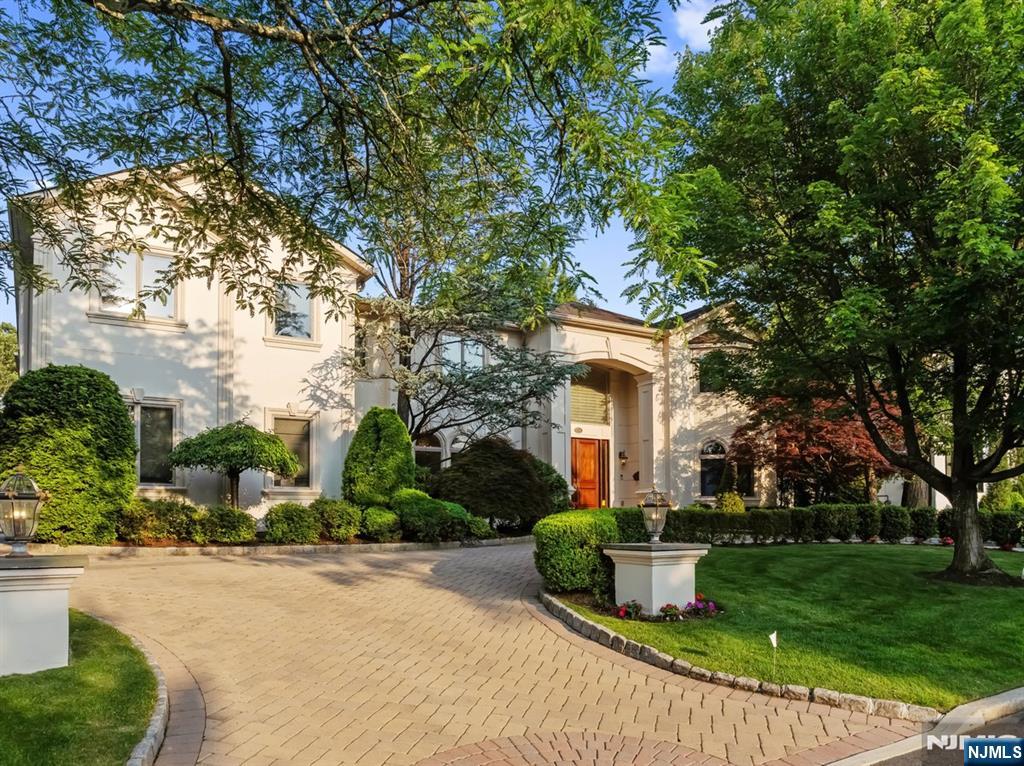 71 Roberts Road Englewood Cliffs, NJ 07632 - Photo 2 of 38