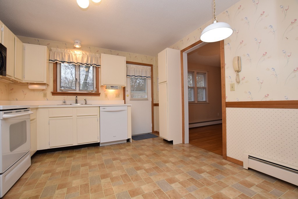 5 Trail Circle Springfield, MA 01118 - Photo 4 of 30 Gallery Image 4