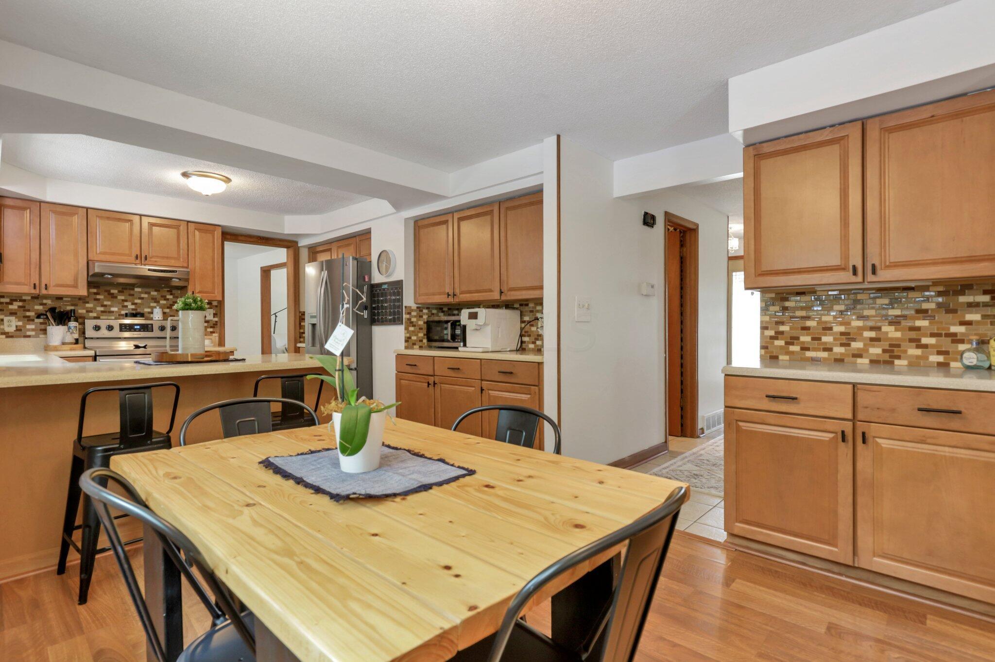 188 Landover Road Columbus, OH 43230 - Photo 19 of 65 Kitchen & Eat-in Space