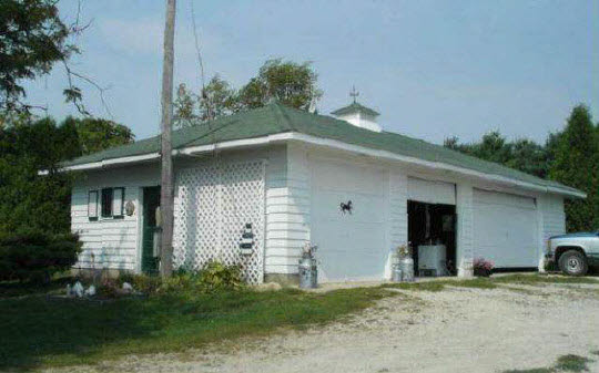 28929 Straw School Road Carroll County, IL 61078 - Photo 2 of 6 a front view of a house with garden