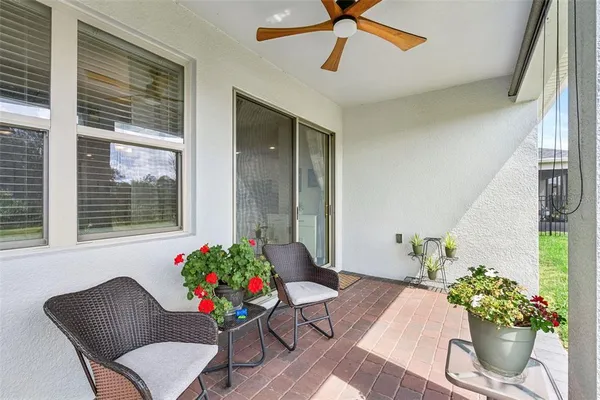 a view of a house with backyard and garden