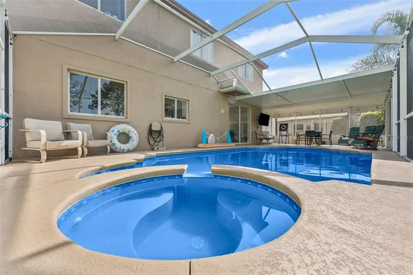 a view of a backyard