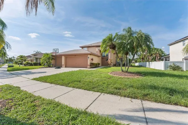 a view of a house with a yard