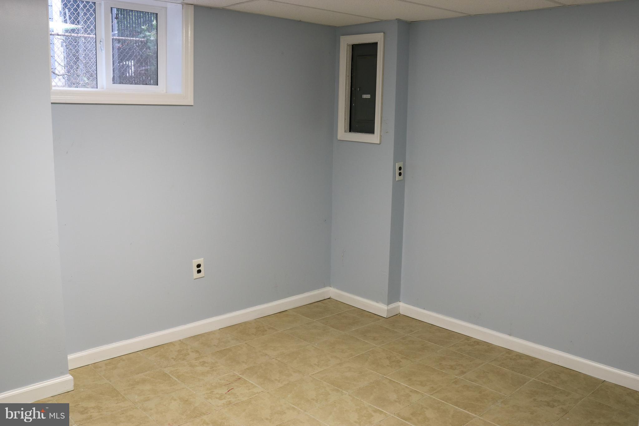 12111 Foley Street Silver Spring, MD 20902 - Photo 13 of 20 Large room -
