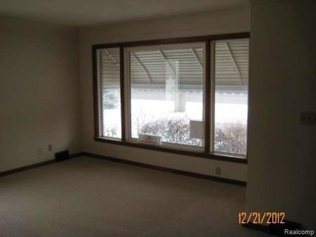 15305 Allen Road Southgate, MI 48195 - Photo 9 of 25 9-LIVING ROOM 2.JPG