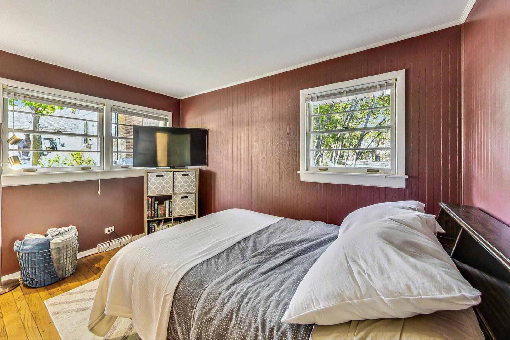 820 Sunset Road Wheaton, IL 60189 - Photo 11 of 32 a bedroom with bed and window